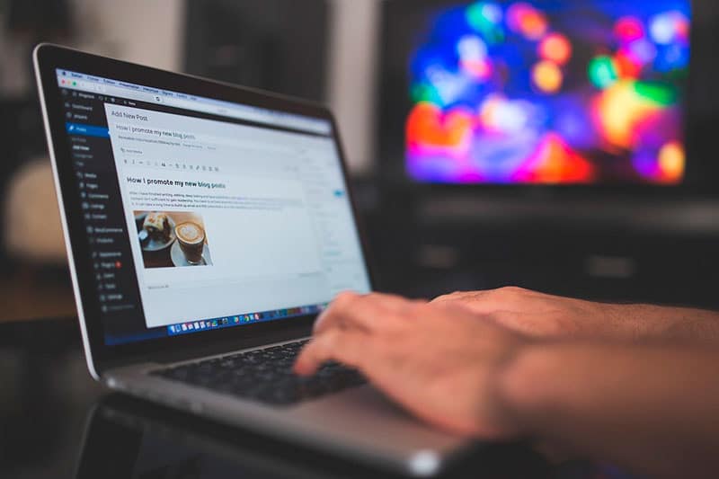 pantalla laptop mostrando administrador de un sitio wordpress